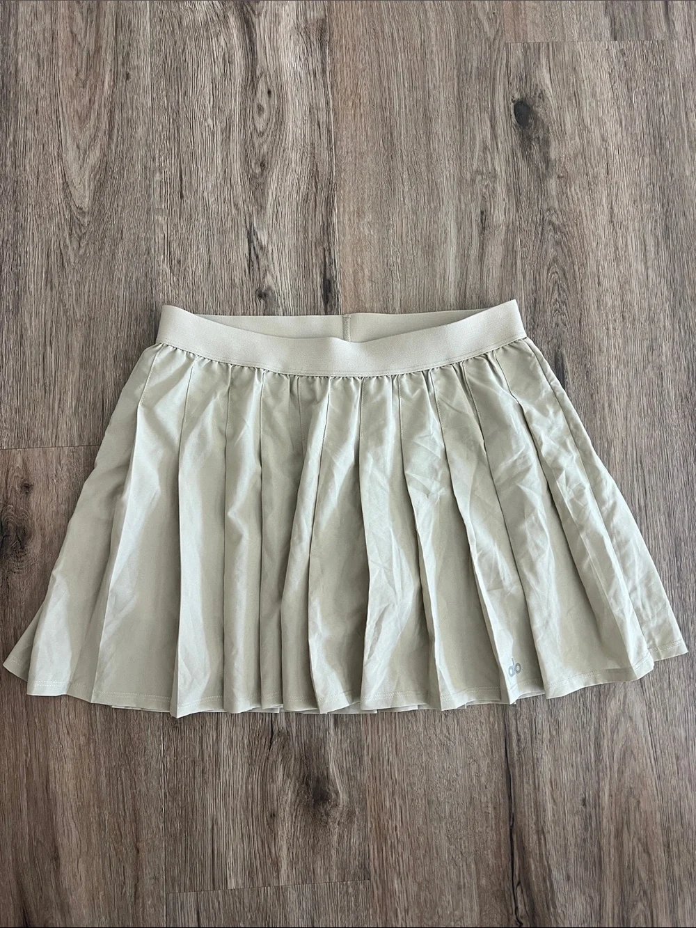 ALO Yoga Pleated Tennis or Golf athletic Skirt in beige- size Medium